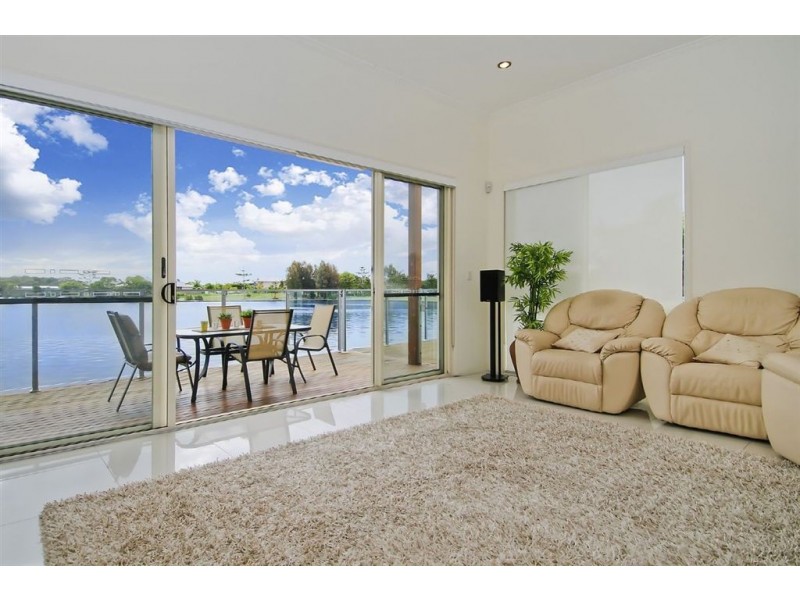 2/179 Lae Drive, Runaway Bay QLD 4216
