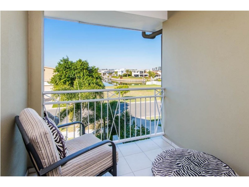 2/62 Compass Drive, Biggera Waters QLD 4216