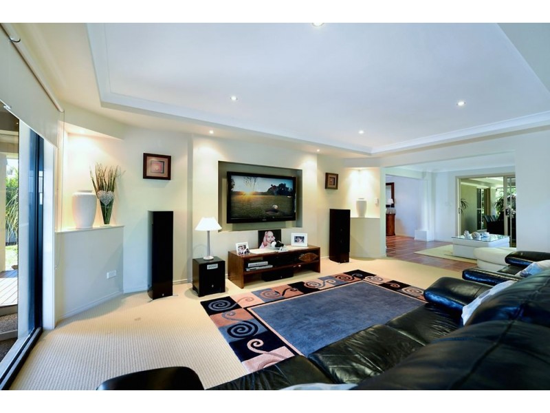 8 Lothian Avenue, Sorrento QLD 4217