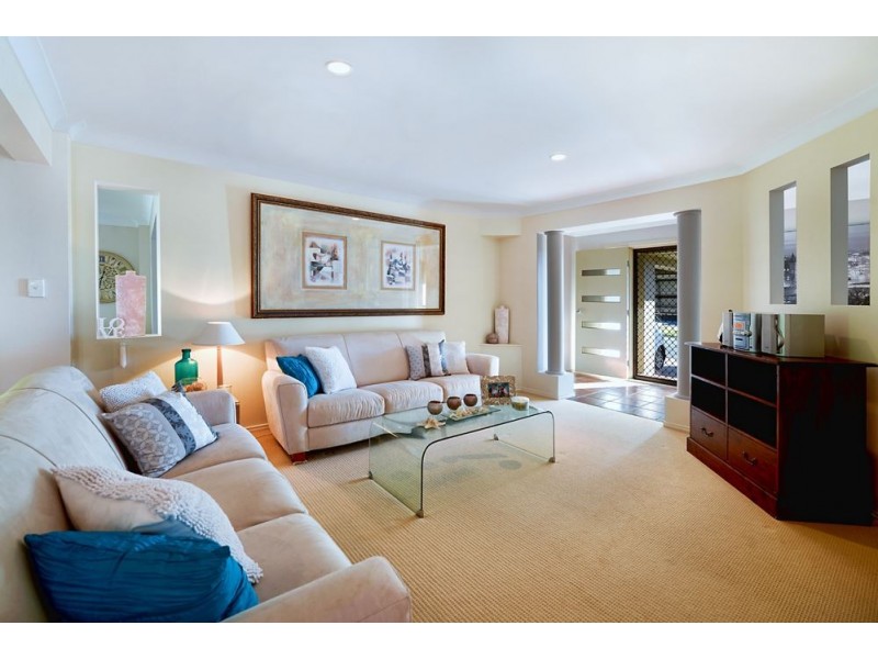 8 Lothian Avenue, Sorrento QLD 4217