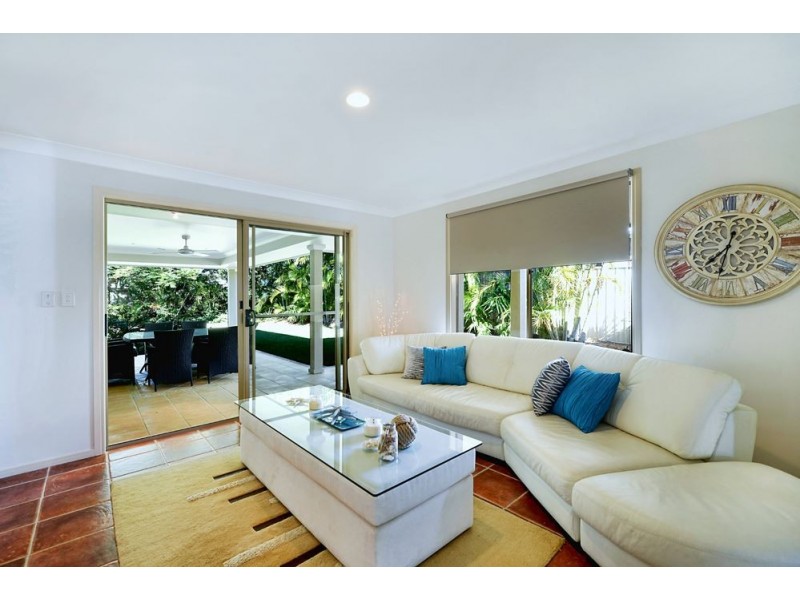 8 Lothian Avenue, Sorrento QLD 4217