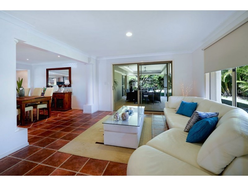 8 Lothian Avenue, Sorrento QLD 4217