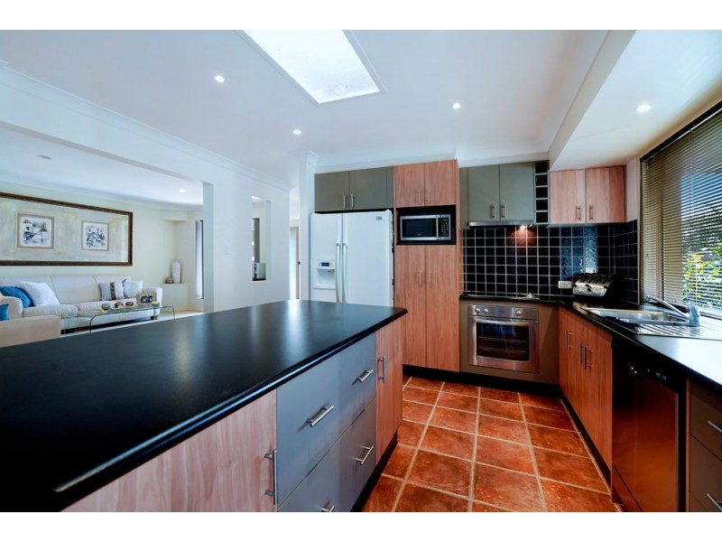 8 Lothian Avenue, Sorrento QLD 4217