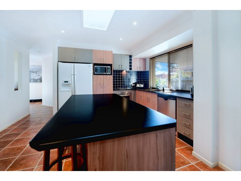 8 Lothian Avenue, Sorrento QLD 4217