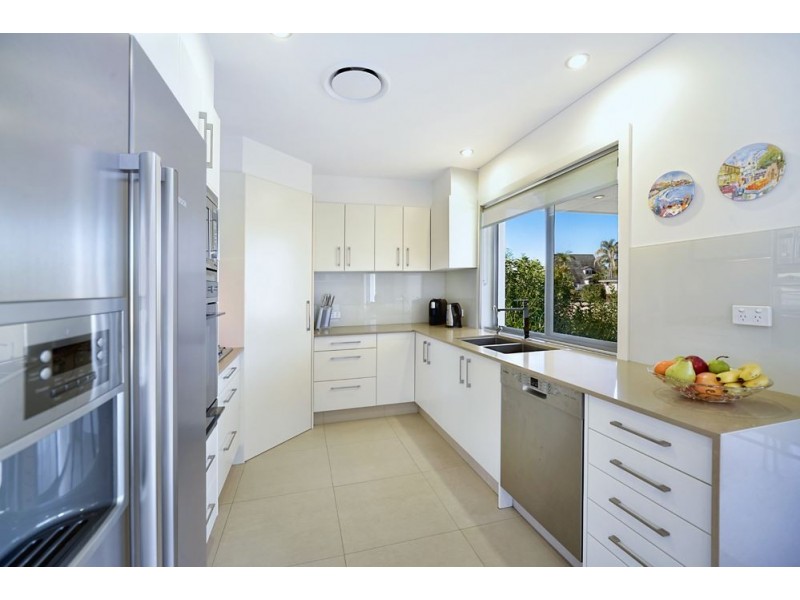 70 Poinciana Boulevard, Broadbeach Waters QLD 4218