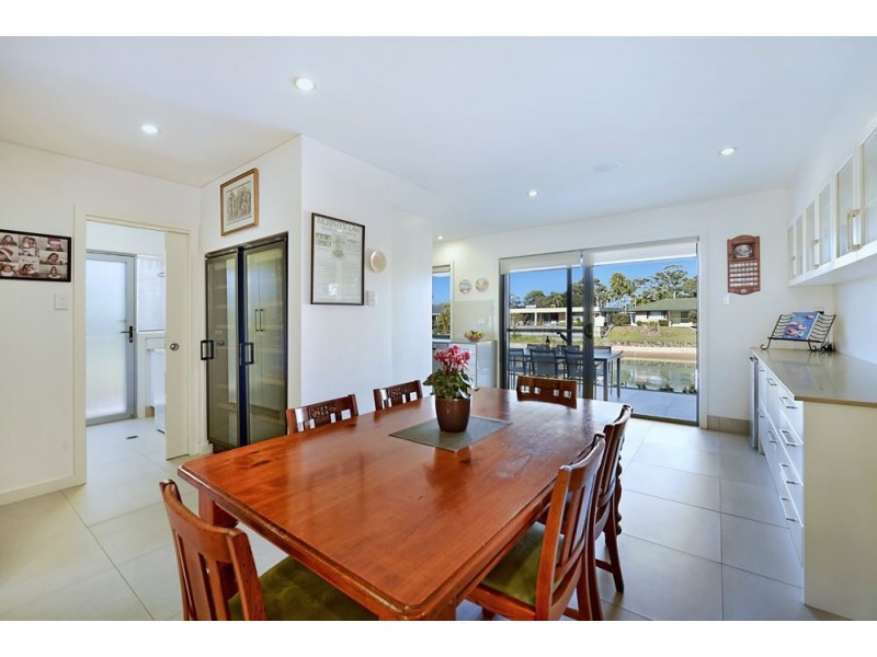 70 Poinciana Boulevard, Broadbeach Waters QLD 4218