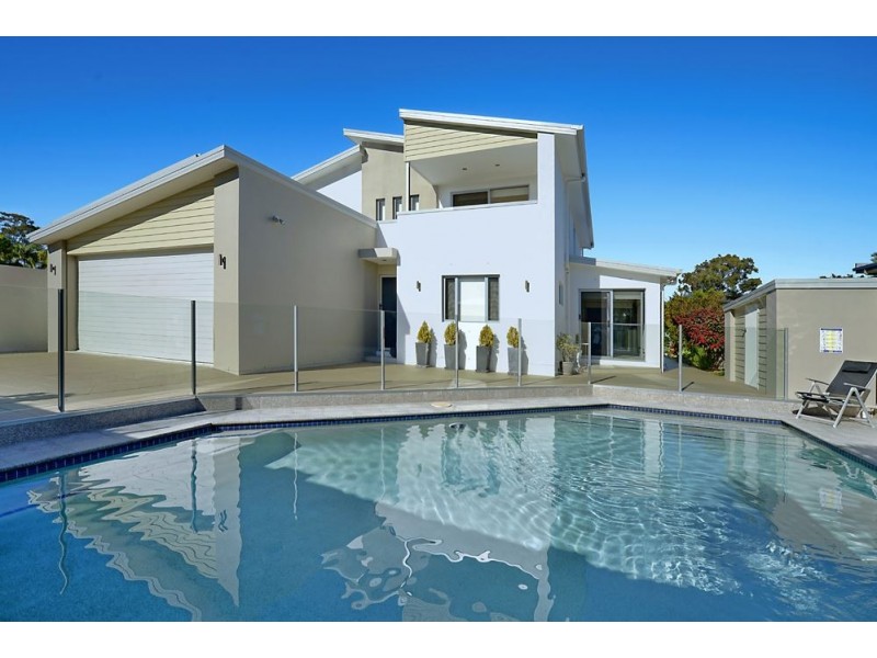 70 Poinciana Boulevard, Broadbeach Waters QLD 4218