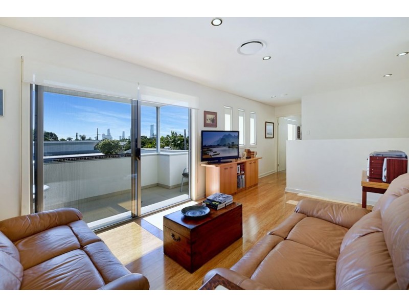 70 Poinciana Boulevard, Broadbeach Waters QLD 4218