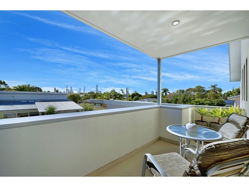 70 Poinciana Boulevard, Broadbeach Waters QLD 4218