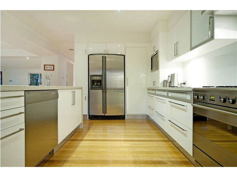 135 Pebble Beach Drive, Runaway Bay QLD 4216