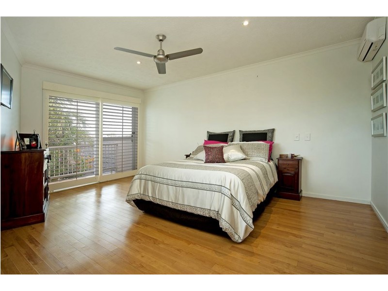 135 Pebble Beach Drive, Runaway Bay QLD 4216