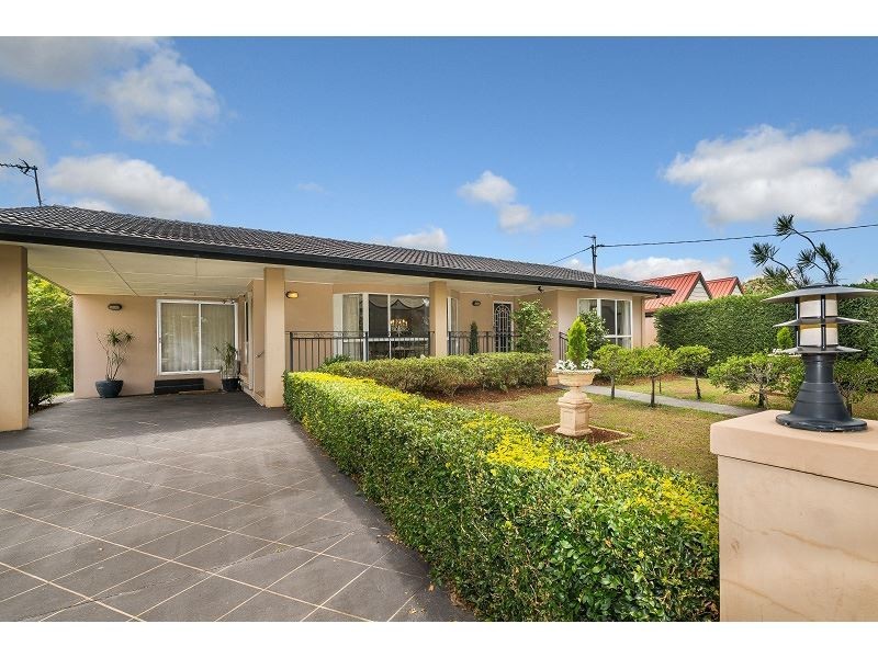 55 Poinciana Blvd, Broadbeach Waters QLD 4218