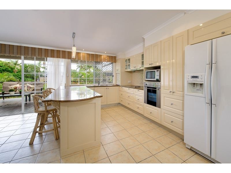 55 Poinciana Blvd, Broadbeach Waters QLD 4218
