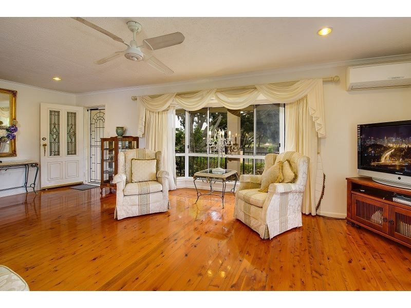 55 Poinciana Blvd, Broadbeach Waters QLD 4218