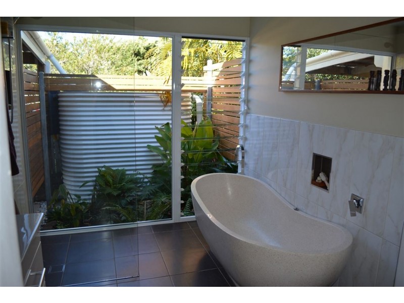 25 Bellevue Parade, Labrador QLD 4215