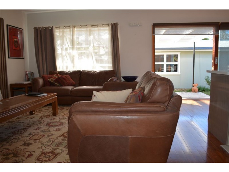 25 Bellevue Parade, Labrador QLD 4215
