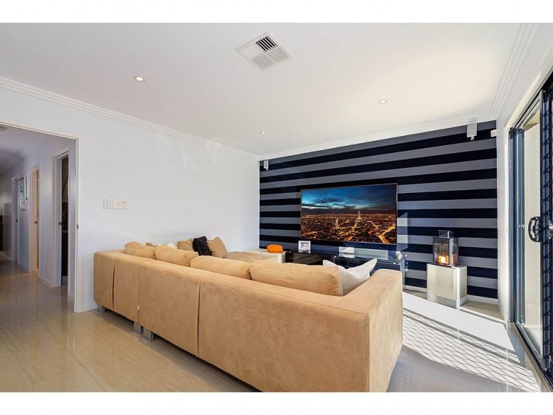 11 Summerland Key, Broadbeach Waters QLD 4218