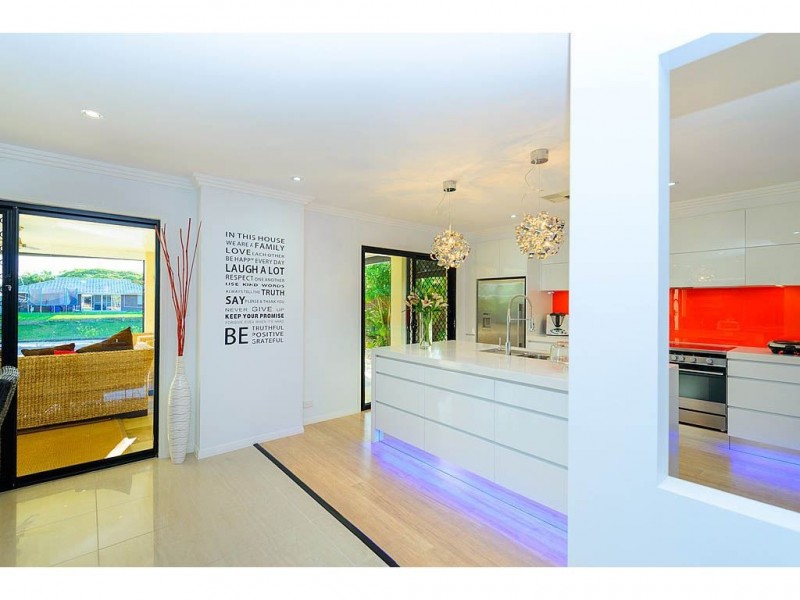 11 Summerland Key, Broadbeach Waters QLD 4218