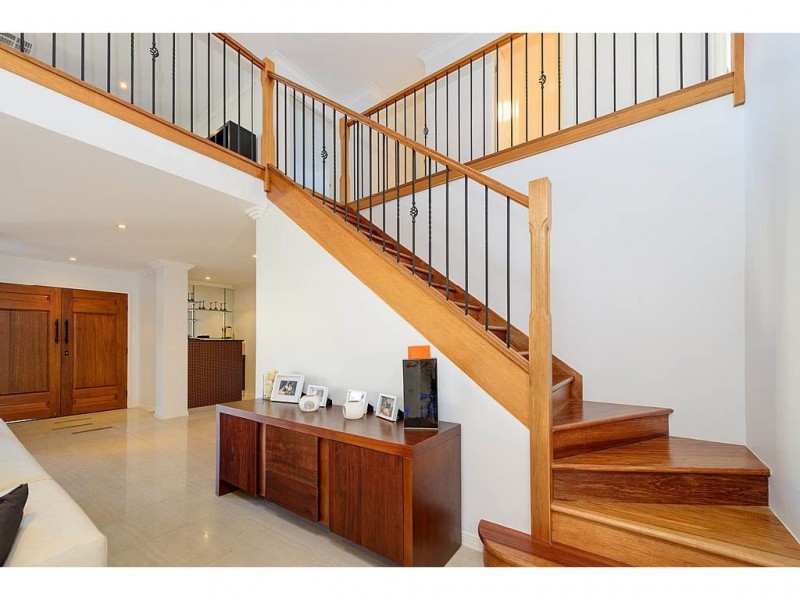 11 Summerland Key, Broadbeach Waters QLD 4218
