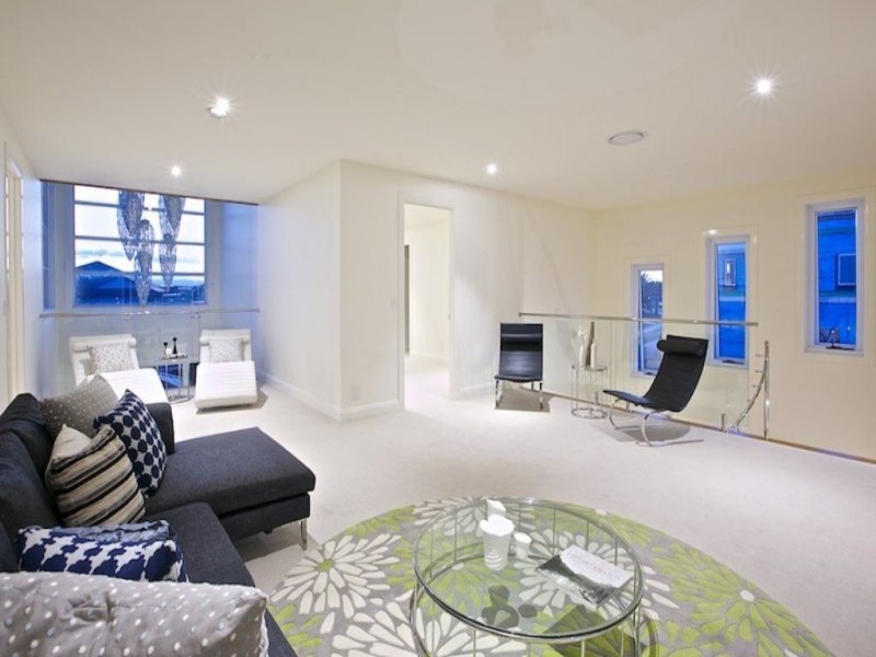 60 Knightsbridge Parade East, Sovereign Islands QLD 4216