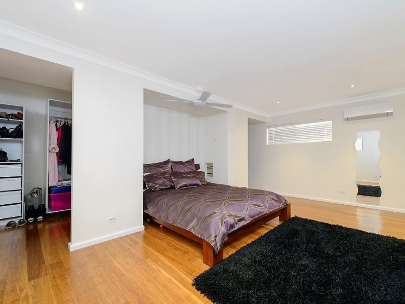 3 Andrea Avenue, Broadbeach Waters QLD 4218