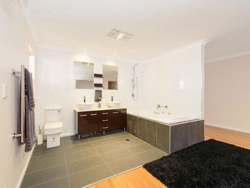 3 Andrea Avenue, Broadbeach Waters QLD 4218