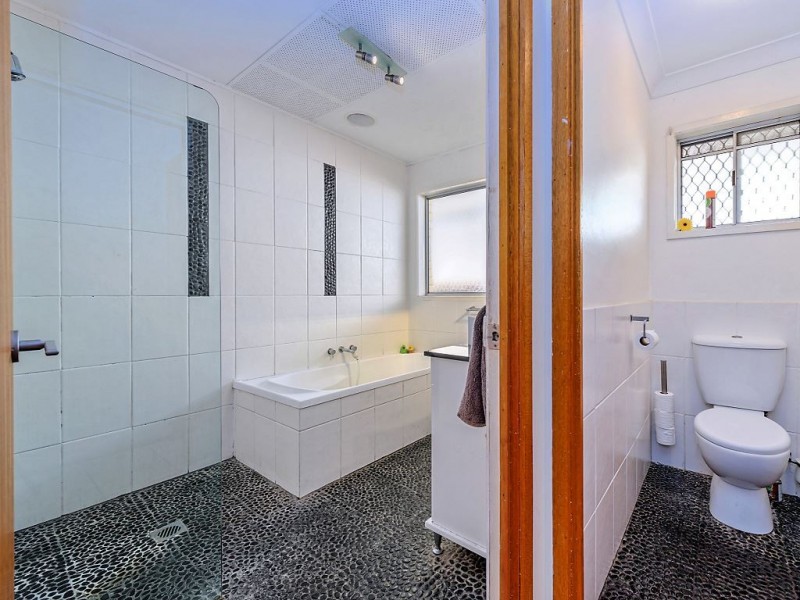 3 Andrea Avenue, Broadbeach Waters QLD 4218