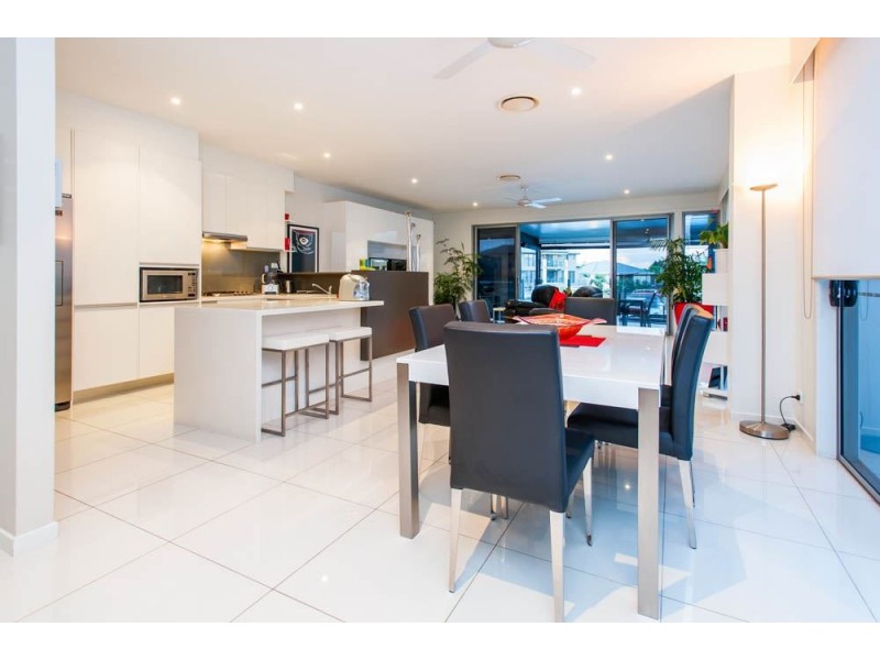 2/37 Compass Drive, Biggera Waters QLD 4216