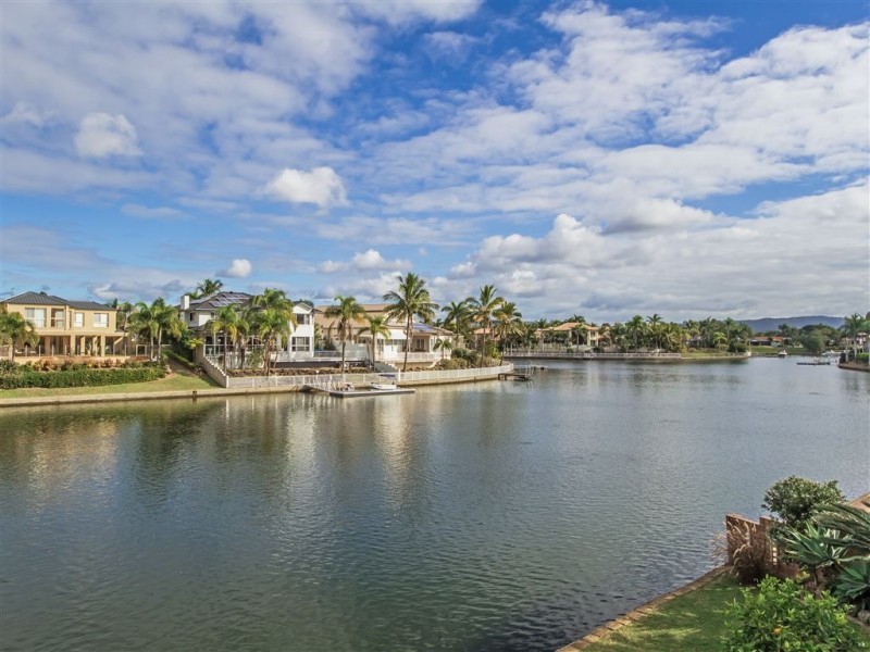 6 Crestmore Court, Mermaid Waters QLD 4218