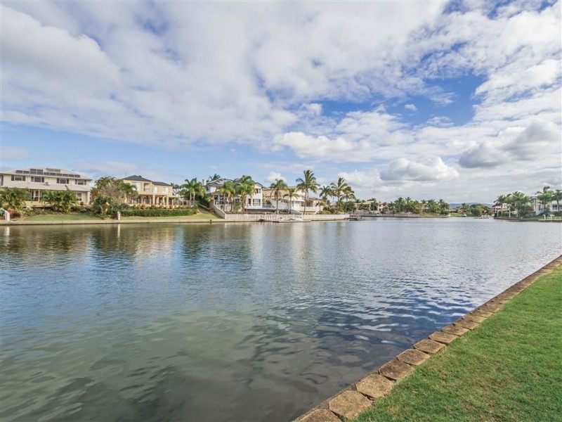 6 Crestmore Court, Mermaid Waters QLD 4218