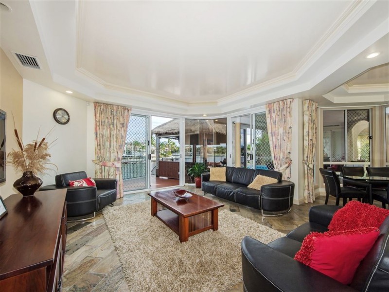 6 Crestmore Court, Mermaid Waters QLD 4218
