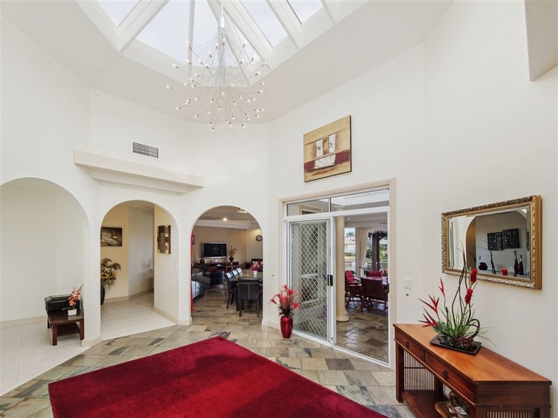 6 Crestmore Court, Mermaid Waters QLD 4218