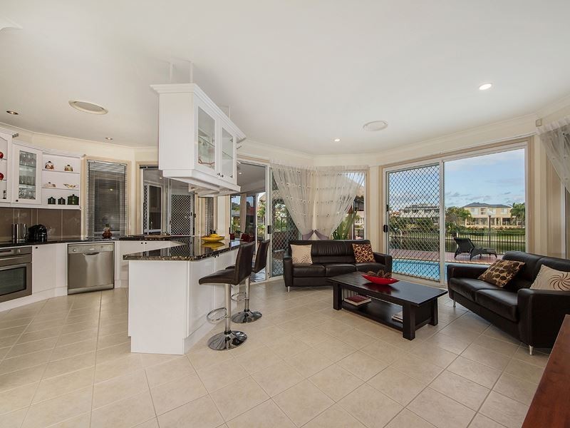 6 Crestmore Court, Mermaid Waters QLD 4218