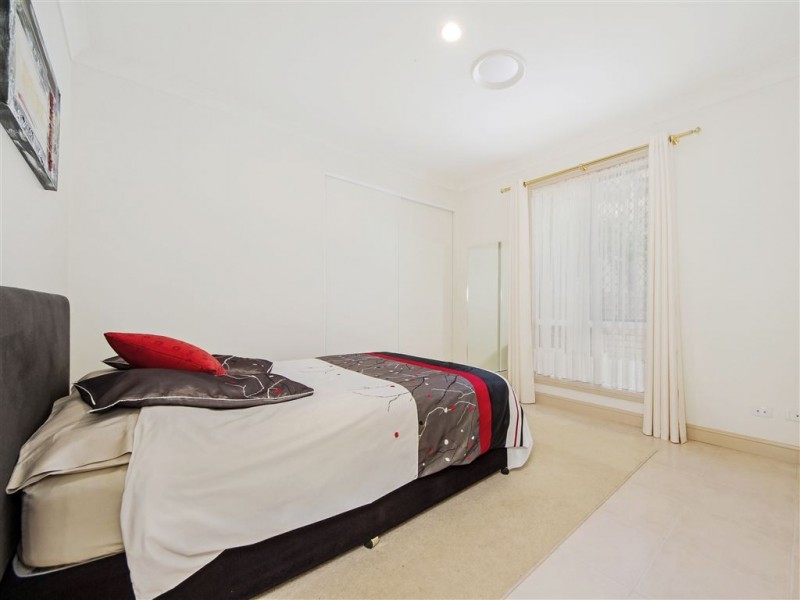 6 Crestmore Court, Mermaid Waters QLD 4218