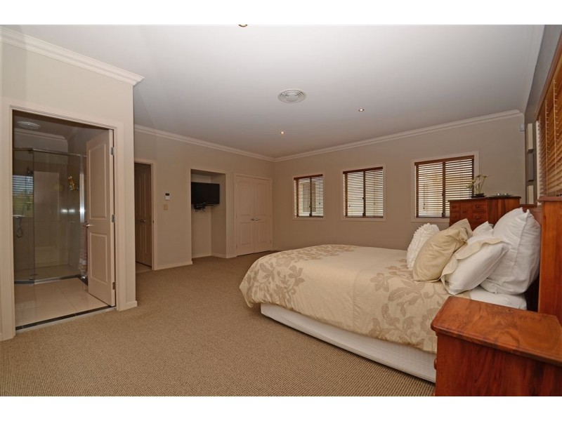 21 Port Peyra Crescent, Varsity Lakes QLD 4227