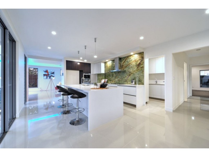 5 Robin Avenue, Paradise Point QLD 4216