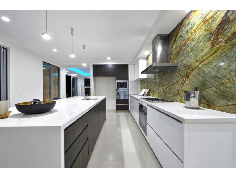 5 Robin Avenue, Paradise Point QLD 4216