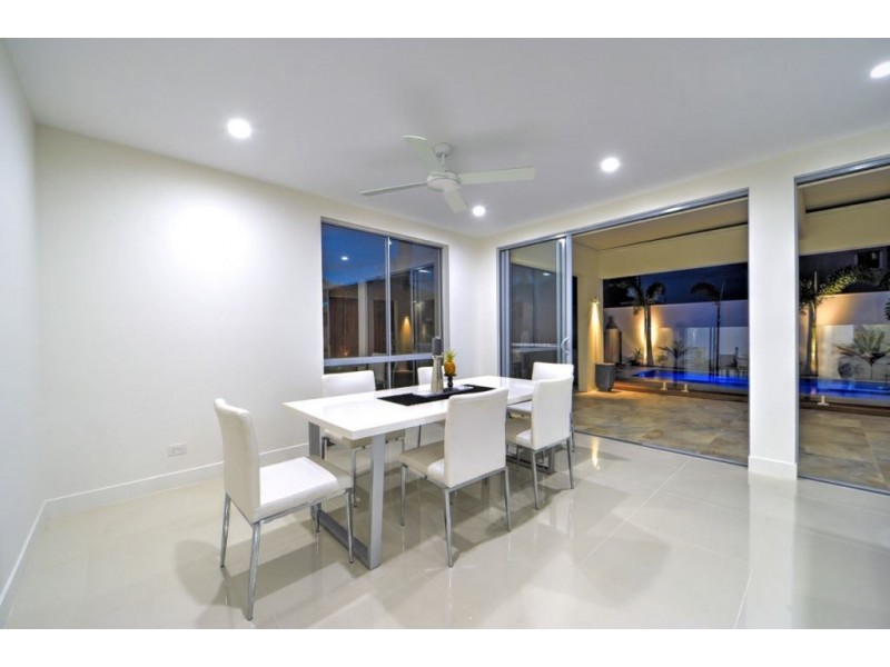 5 Robin Avenue, Paradise Point QLD 4216