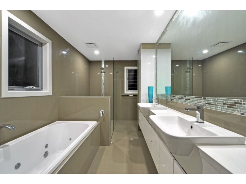 5 Robin Avenue, Paradise Point QLD 4216