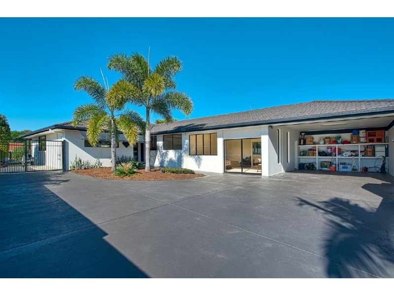 5 Reef Court, Mermaid Waters QLD 4218
