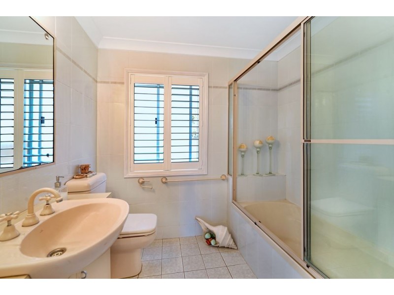 4/15 Esplanade West, Paradise Point QLD 4216