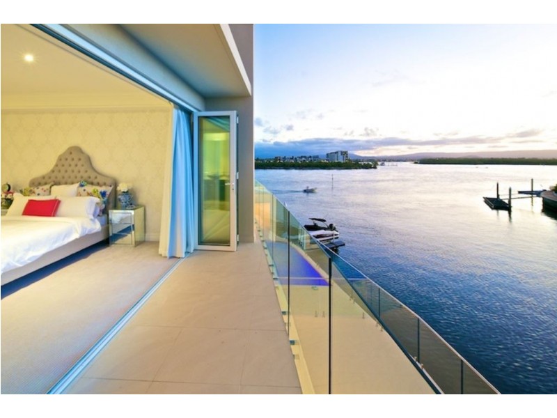 31 Hampton Court, Sovereign Islands QLD 4216