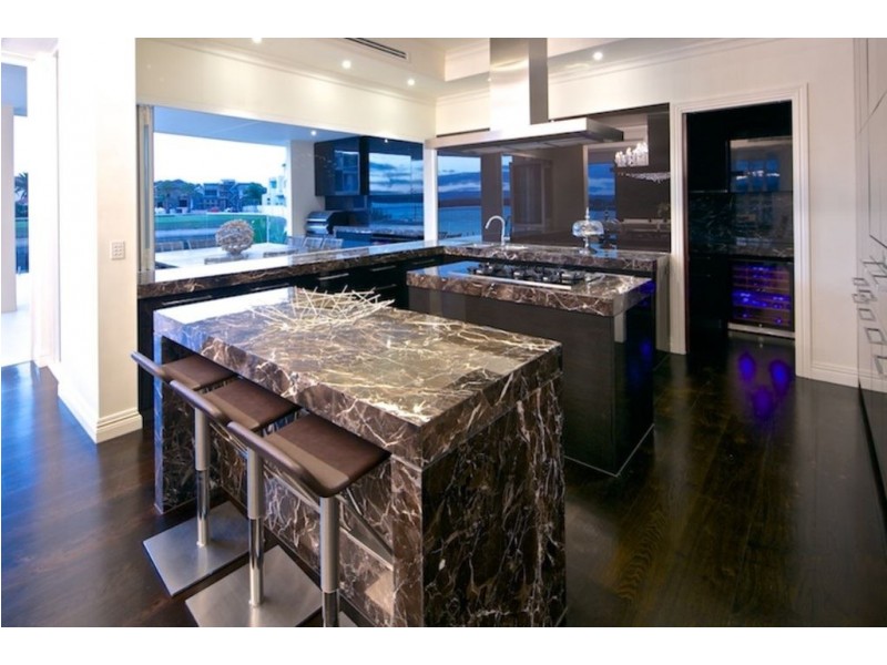 31 Hampton Court, Sovereign Islands QLD 4216