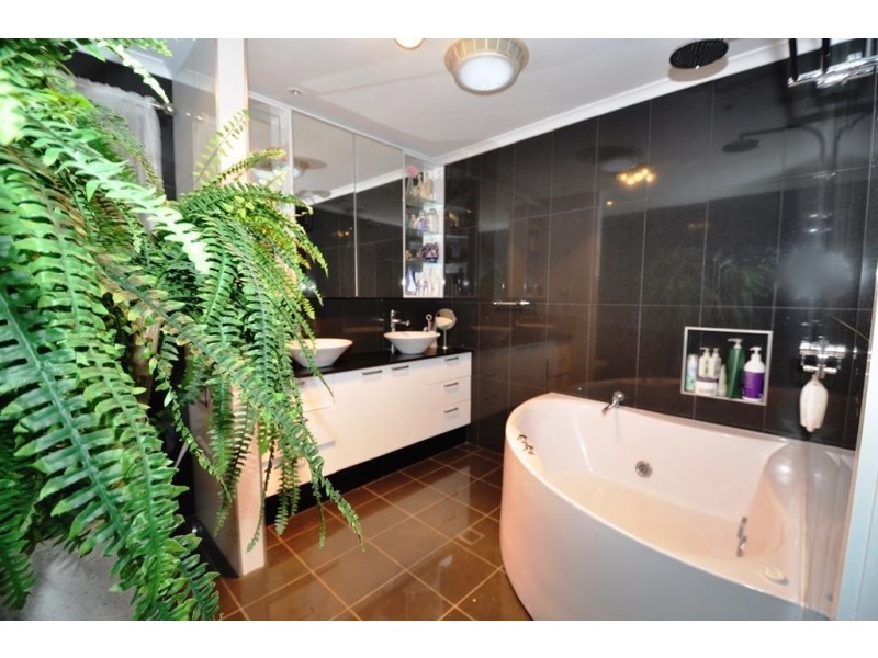 113 Bamboo Avenue, Benowa QLD 4217