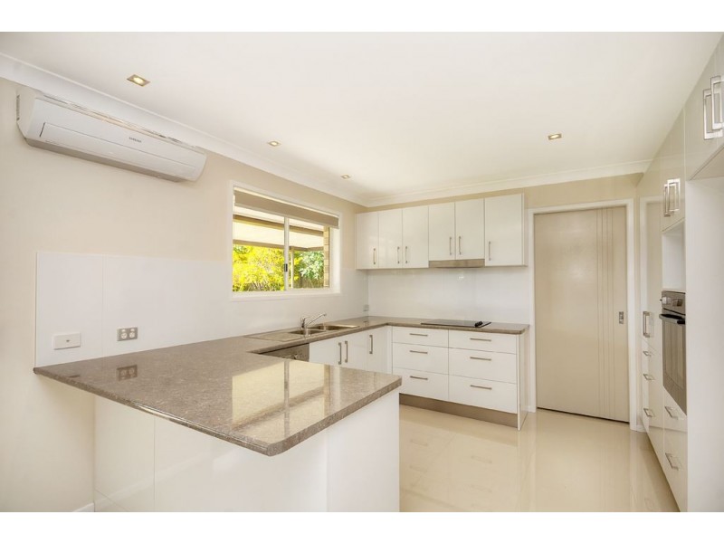 28 Wayfarer Ave, Mermaid Waters QLD 4218