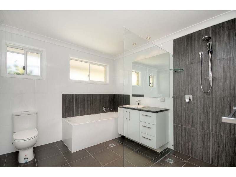 28 Wayfarer Ave, Mermaid Waters QLD 4218