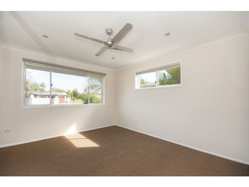 28 Wayfarer Ave, Mermaid Waters QLD 4218