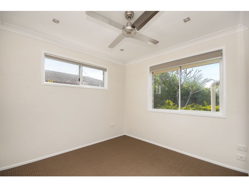 28 Wayfarer Ave, Mermaid Waters QLD 4218