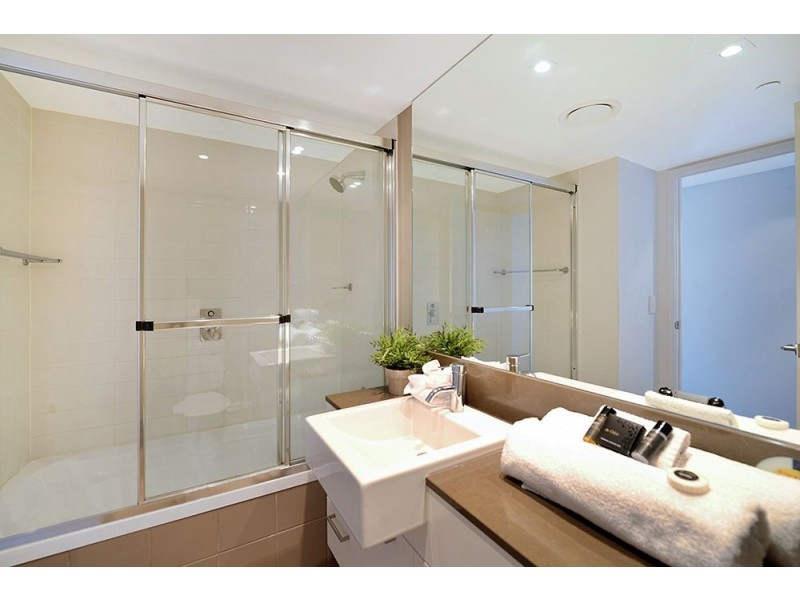 18 Enderley Ave, Surfers Paradise QLD 4217