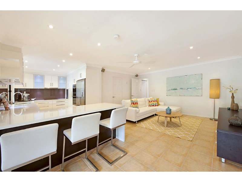 9 Timana Avenue, Mermaid Waters QLD 4218